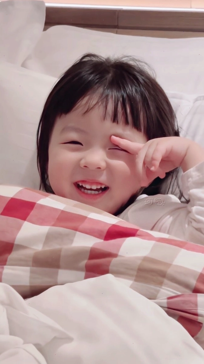 Em bé Hàn Quốc đang cười tươi