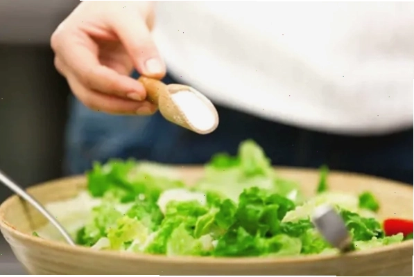 Giảm ăn muối giúp giảm phù chân khi mang thai