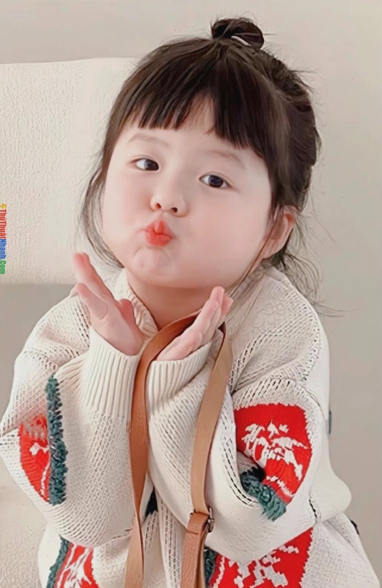 Hình ảnh em bé Hàn Quốc với đôi mắt to tròn
