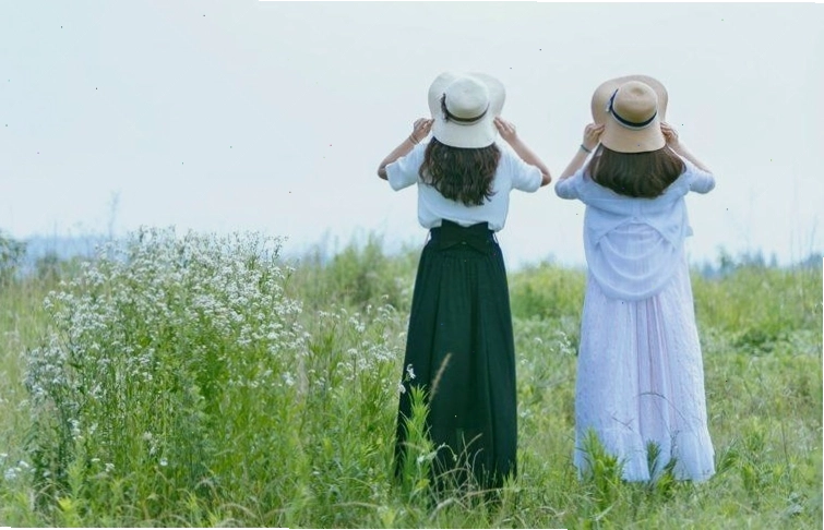 Hình ảnh hai cô gái trẻ đang vui đùa, chia sẻ bí mật