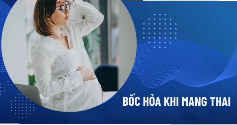 Hình ảnh mẹ bầu đang tập yoga