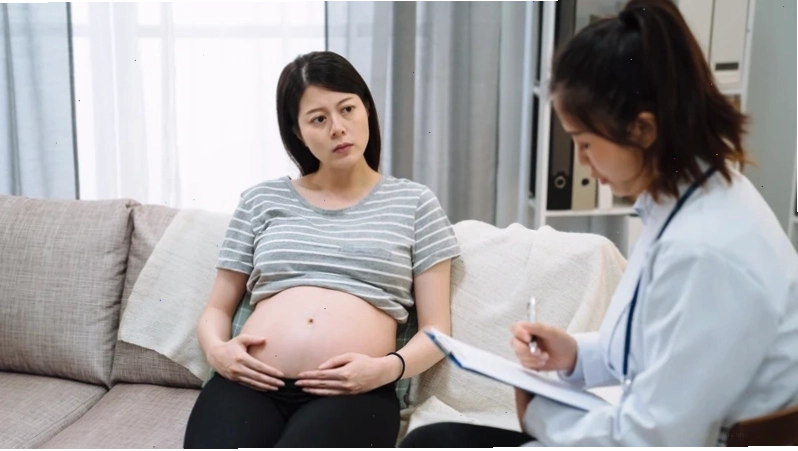 Hình ảnh mẹ bầu hạnh phúc bên bụng bầu, tượng trưng cho một thai kỳ khỏe mạnh