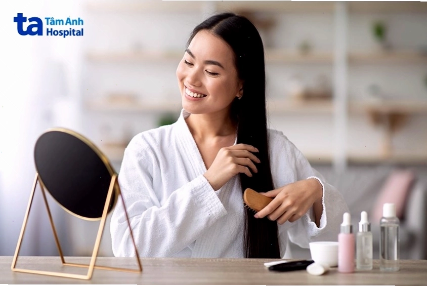 Hình ảnh minh họa cách lau khô tóc nhẹ nhàng