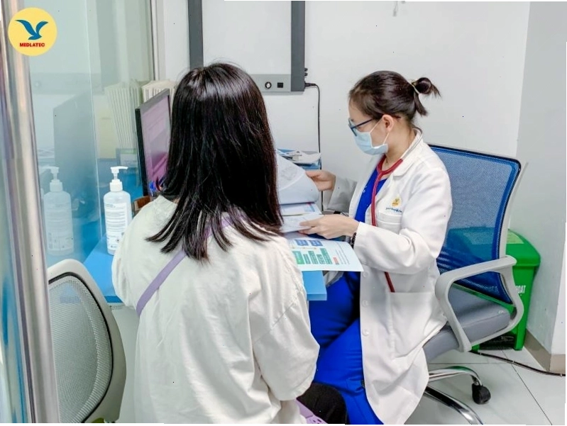 Hình ảnh minh họa mẹ đang tư vấn với chuyên gia dinh dưỡng