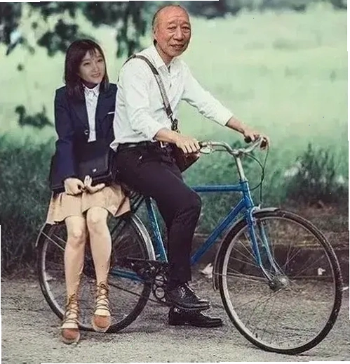 Hình meme hài Shigeo Tokuda với nụ cười hiền