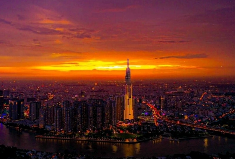 Hồ nước yên ả phản chiếu bầu trời mùa thu