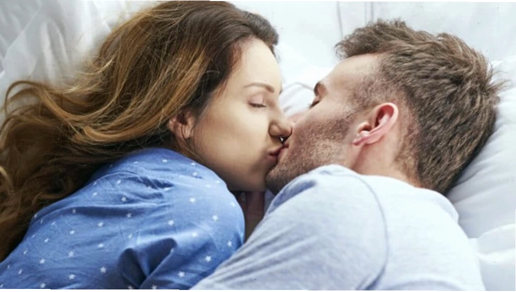 Hôn sâu và âu yếm giúp tăng cường sự thân mật và khoái cảm