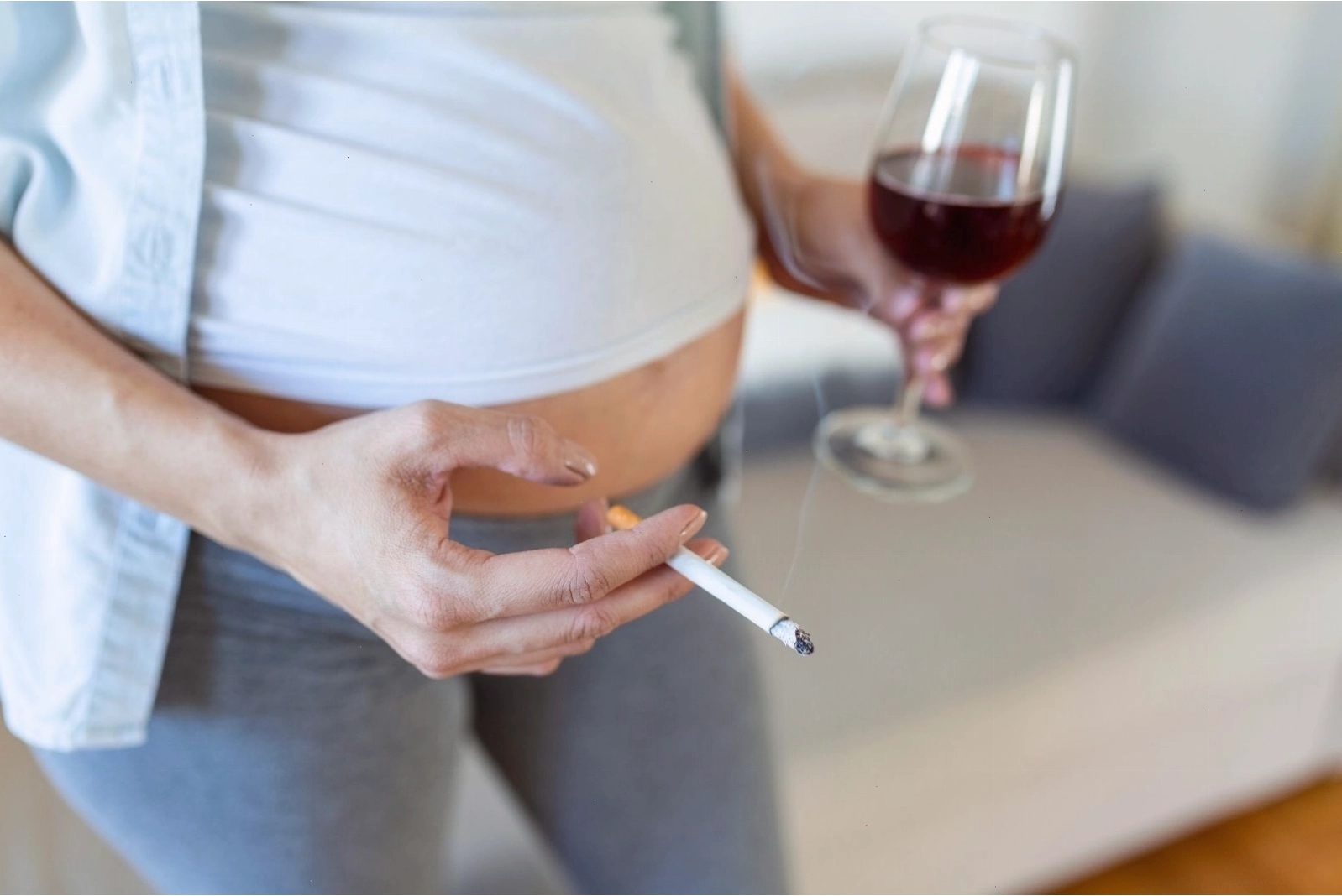 Khói thuốc lá là một trong những nguyên nhân khiến thai nhi không tăng cân