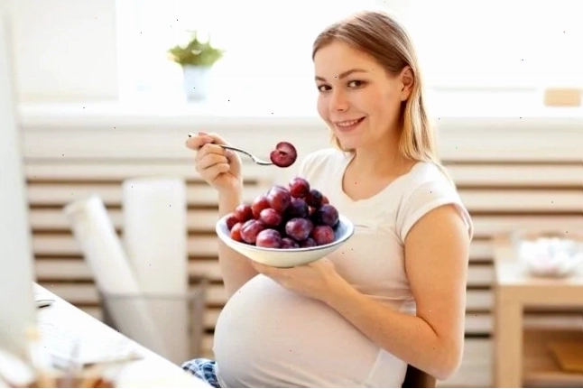 Lợi ích của quả mận đối với sức khỏe bà bầu, cung cấp vitamin và chất xơ