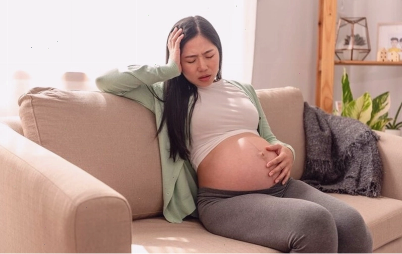 Mẹ bầu bị đau dạ dày do nhiều nguyên nhân trong thai kỳ