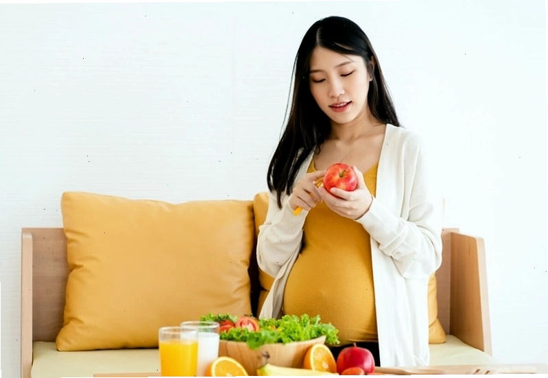 Mẹ bầu cần ăn nhiều hoa quả và rau xanh trong giai đoạn cuối thai kỳ