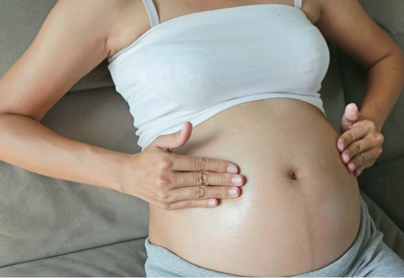 Mẹ bầu có thể cảm nhận được những cơn nấc cụt của thai nhi qua những cử động giật nhẹ, nhịp nhàng.