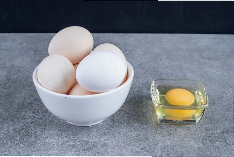 Mẹ bầu không nên ăn trứng sống để tránh nguy cơ nhiễm khuẩn