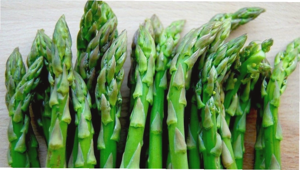 Mẹ bầu nên ăn măng tây trong 3 tháng đầu thai kỳ để bổ sung vitamin và khoáng chất.