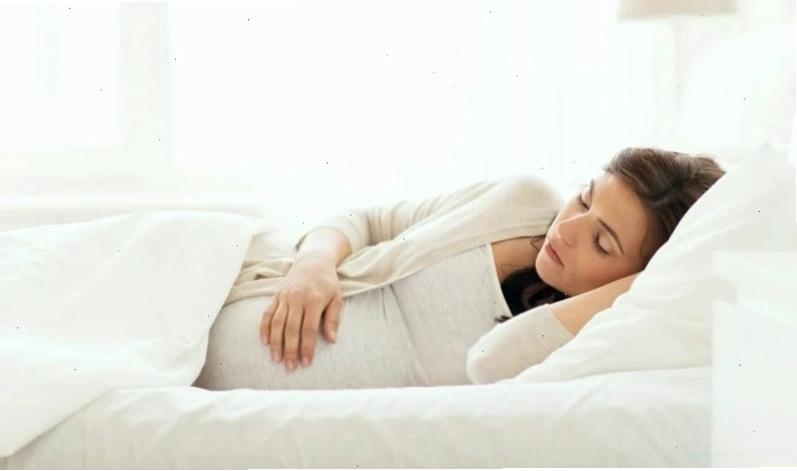 Mẹ bầu nên nằm nghiêng sang phía bên trái để tạo không gian thoải mái cho thai nhi khi nấc cụt.