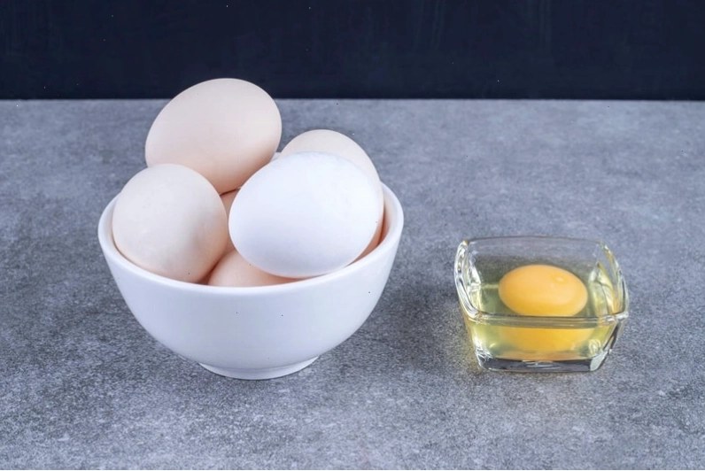 Mẹ bầu tuyệt đối không nên ăn trứng sống hoặc các món ăn chế biến từ trứng sống.
