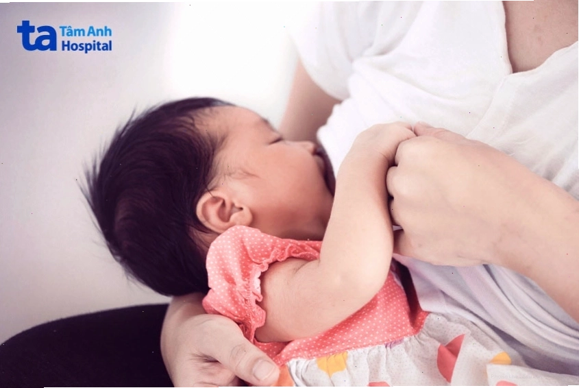 Mẹ nên để trẻ bú bao lâu tùy thích để kích thích phản xạ xuống sữa
