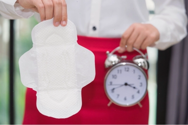 Mẹ nên thay băng vệ sinh sau mỗi giờ để tránh nhiễm khuẩn và theo dõi sản dịch