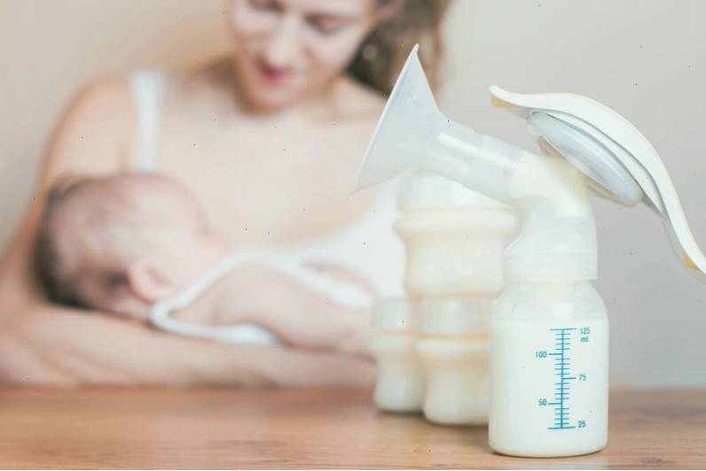 Mẹ thực hiện kích sữa L4 bằng máy hút sữa