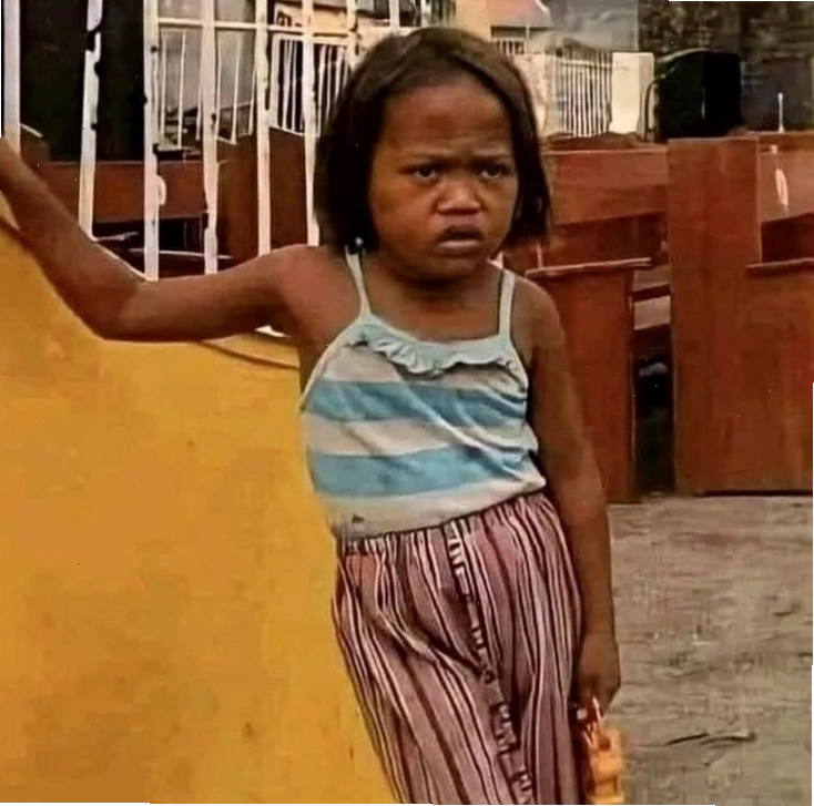 Meme cô gái có vẻ bối rối nhưng vẫn giữ nụ cười