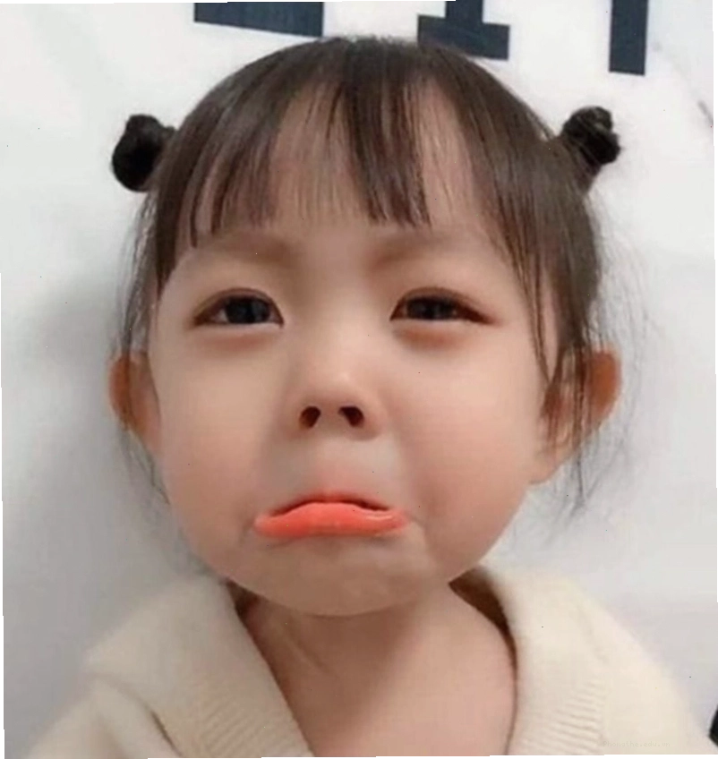 Meme em bé với đôi mắt ngấn lệ