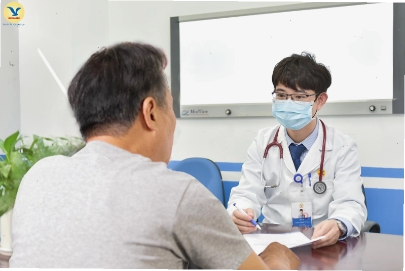 Nam giới đi khám sức khỏe định kỳ tại bệnh viện