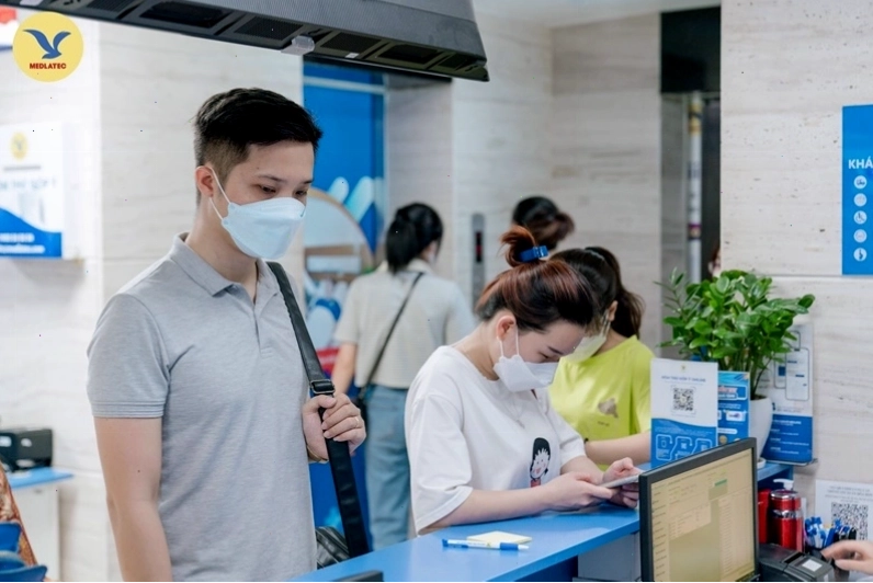 Nam giới nên đi khám bác sĩ ngay khi có biểu hiện tiểu buốt bất thường