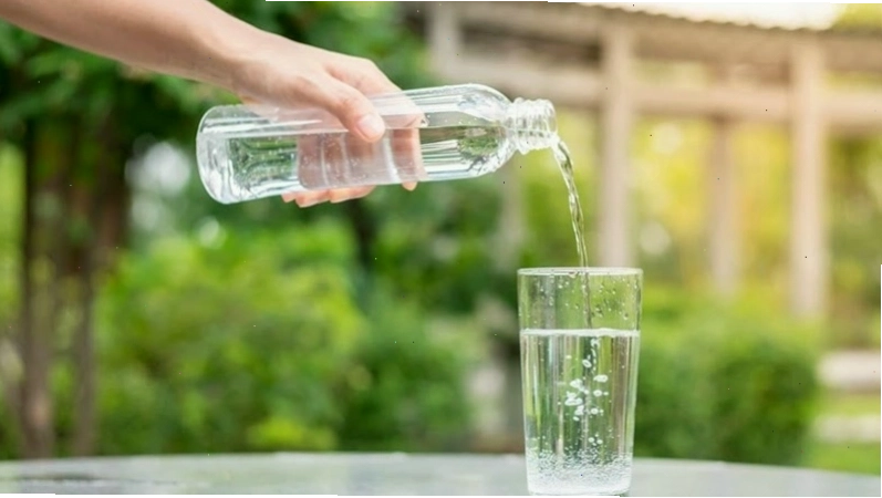Nam giới nên nhớ bổ sung đủ nước cho cơ thể mỗi ngày để có sức khỏe tốt
