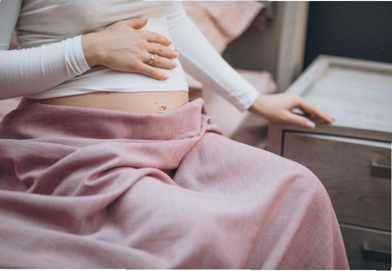 Nếu có dấu hiệu bất thường, mẹ bầu nên đi khám ngay