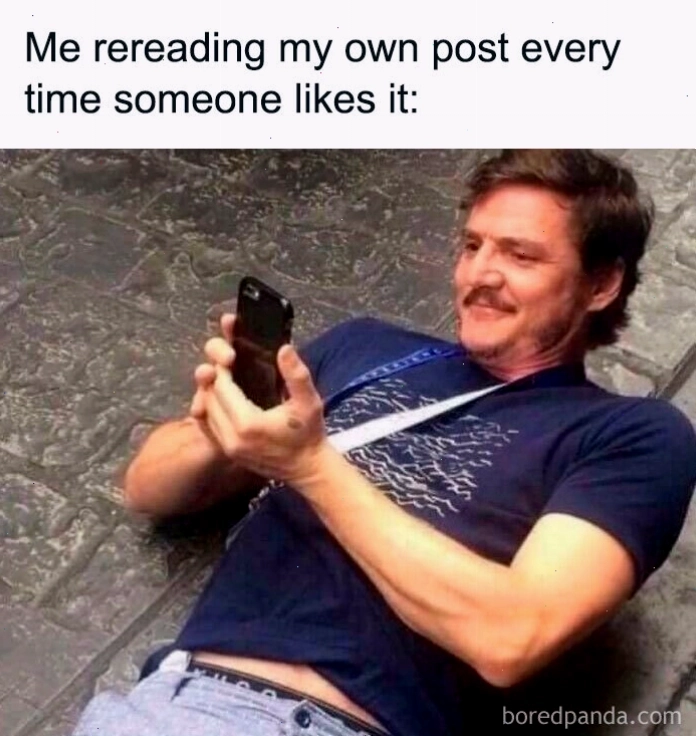 Người đàn ông nằm trên mặt đất mỉm cười nhìn điện thoại, minh họa meme về trải nghiệm con người
