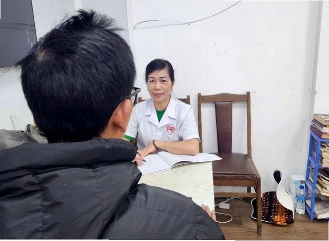 Người lớn tuổi đang nhìn lại những kỷ niệm xưa
