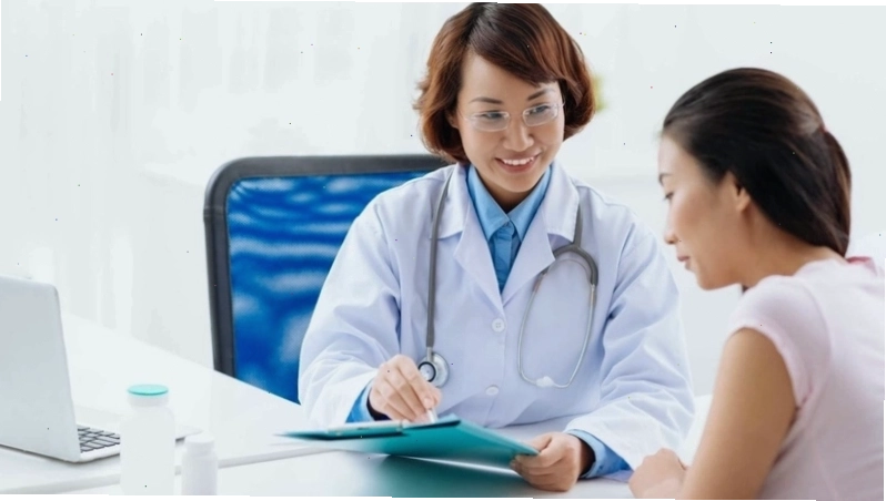 Người phụ nữ cảm thấy khó chịu vì chậm kinh