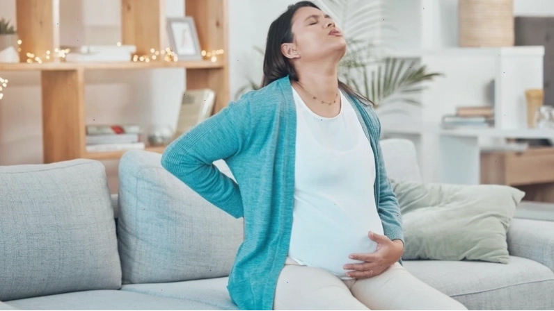 Những thay đổi tư thế nhỏ như ngồi thẳng sau khi ăn, tránh cúi gập người hay nằm ngay sau khi ăn là cách giảm đau vùng thượng vị cho bà bầu