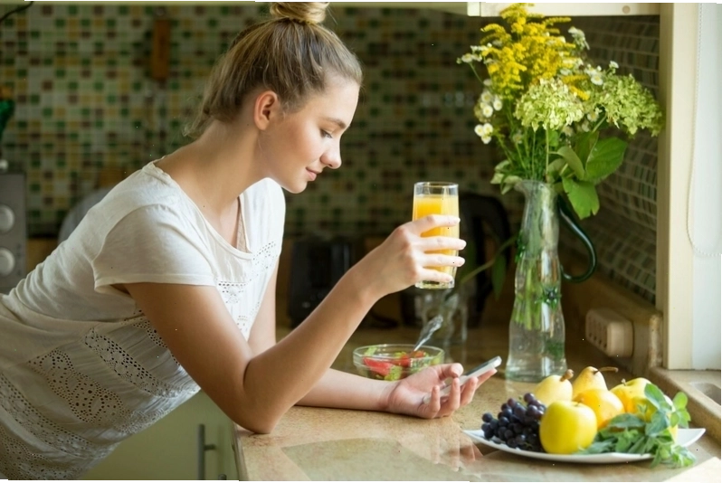 Nước ép cam giàu vitamin C tốt cho bà bầu 3 tháng đầu