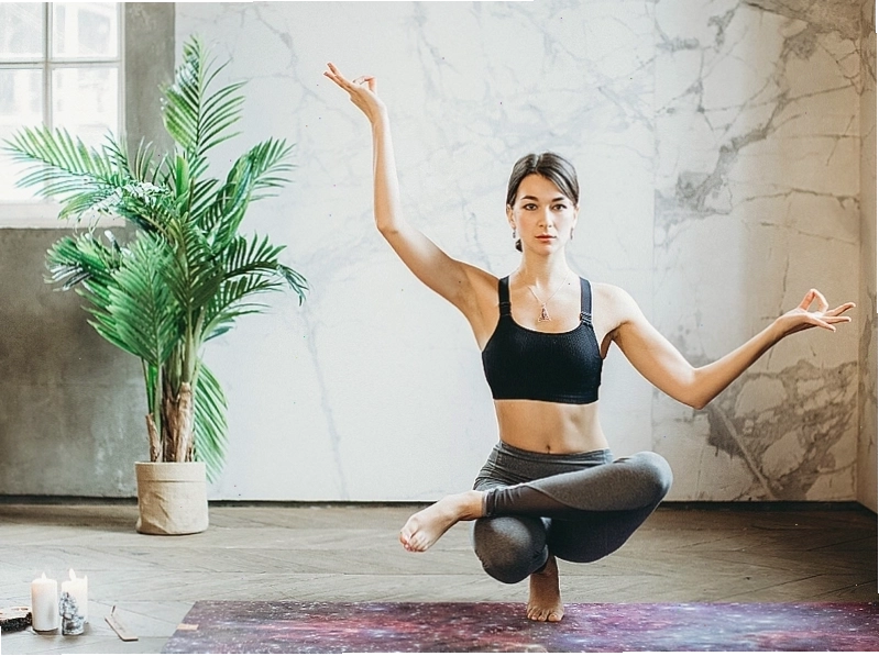 Nước lọc và trà thảo mộc hỗ trợ điều hòa kinh nguyệt