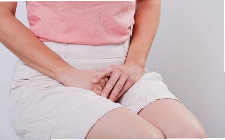 Phụ nữ bị viêm nhiễm phụ khoa cần được thăm khám và điều trị kịp thời bởi bác sĩ chuyên khoa.