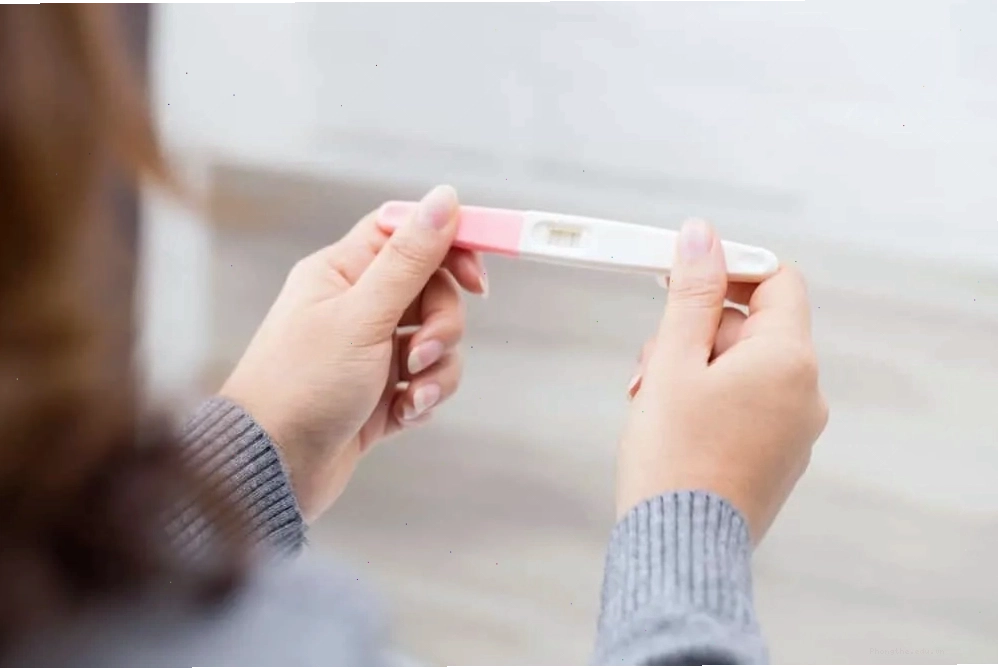 Phụ nữ cảm thấy mệt mỏi và buồn nôn là dấu hiệu có thể mang thai