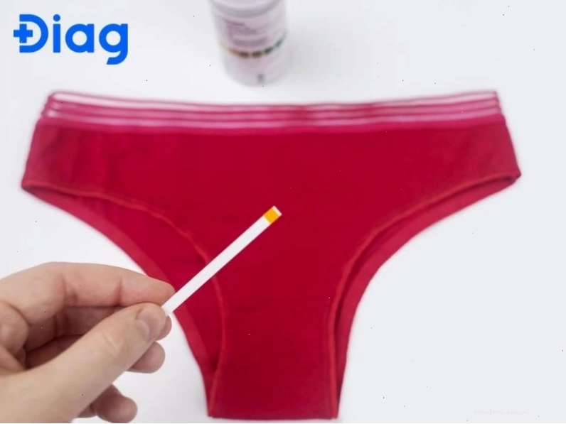 Phụ nữ đang khám bác sĩ