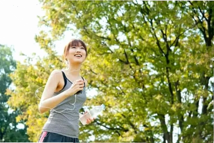 Phụ nữ ngực nhỏ thoải mái vận động