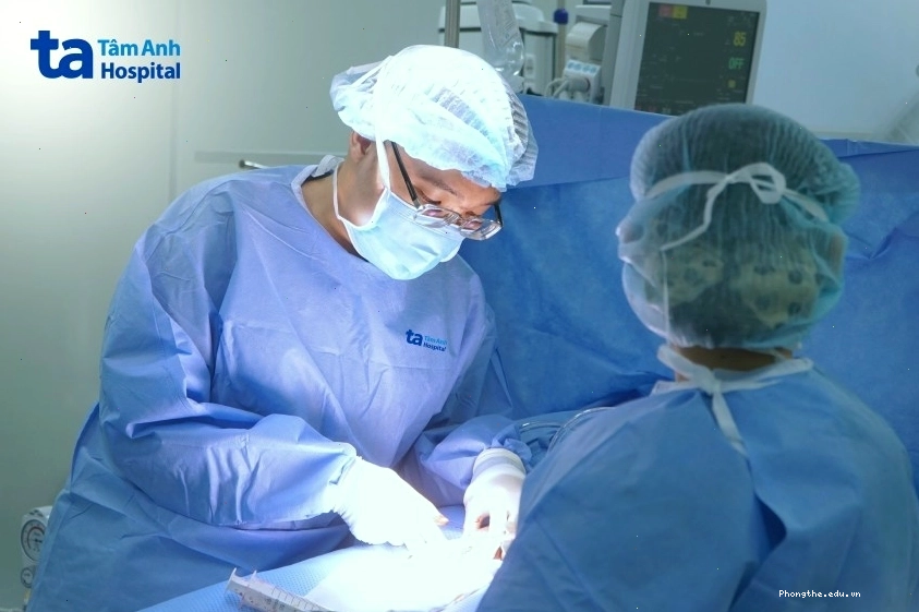 Quy trình thắt ống dẫn tinh bao gồm các bước chuẩn bị, tiếp cận ống dẫn tinh và xử lý ống dẫn tinh
