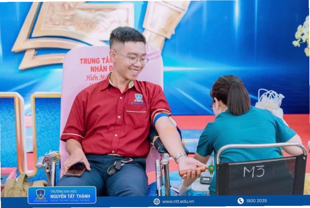 Sinh viên ngành hộ sinh tham gia các hoạt động ngoại khóa và tình nguyện
