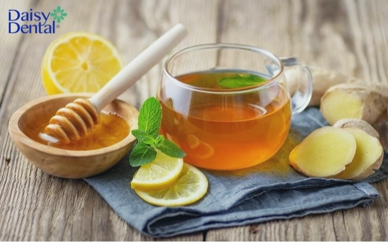 Sử dụng nước ấm pha chanh và mật ong giúp giảm chua miệng hiệu quả
