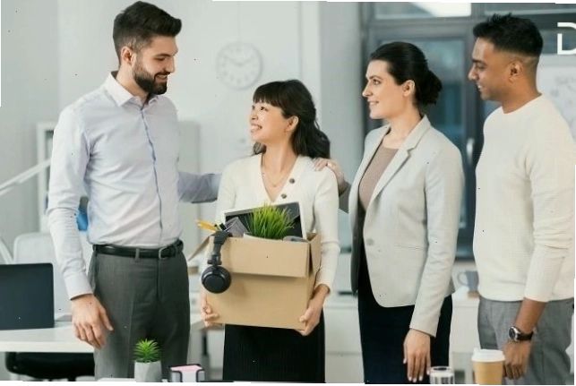 Tập thể giáo viên chia tay đồng nghiệp nghỉ hưu