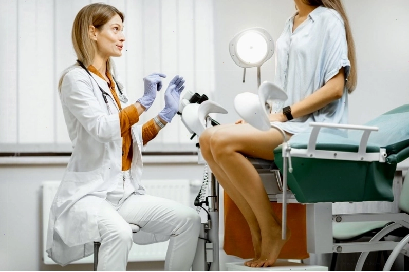 Thăm khám bác sĩ sản phụ khoa để xác định nguyên nhân gây ngứa