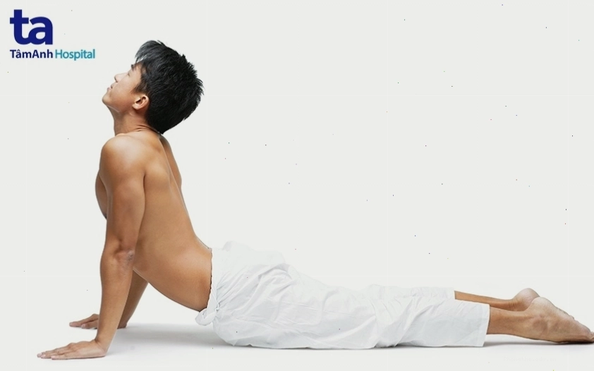 Thực hiện tư thế rắn hổ mang