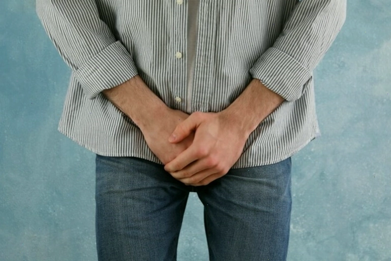 Tiểu buốt gây nhiều phiền toái và khó chịu cho nam giới trong sinh hoạt hàng ngày
