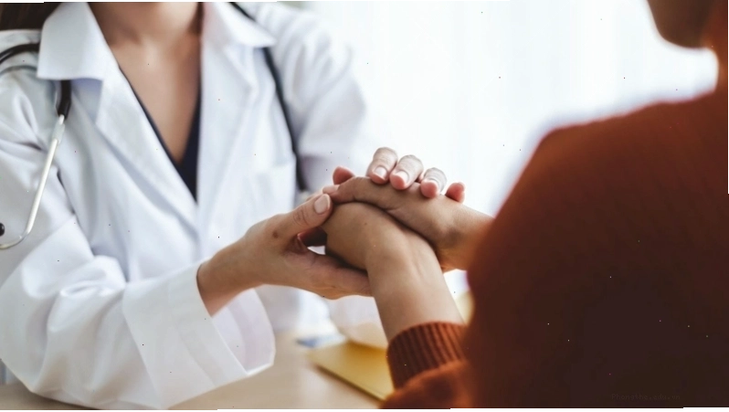Tốt nhất nên hỏi ý kiến bác sĩ để chăm sóc sau sinh mổ đúng cách và an toàn hơn