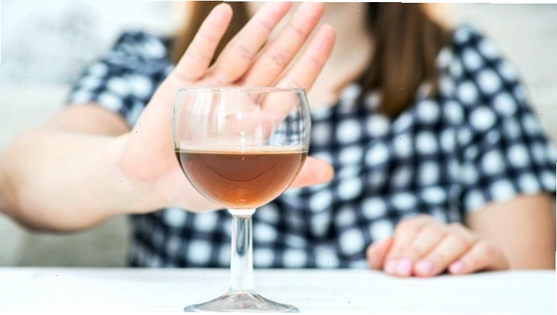 Tránh uống quá nhiều rượu bia trước khi quan hệ để giữ mùi hương cơ thể