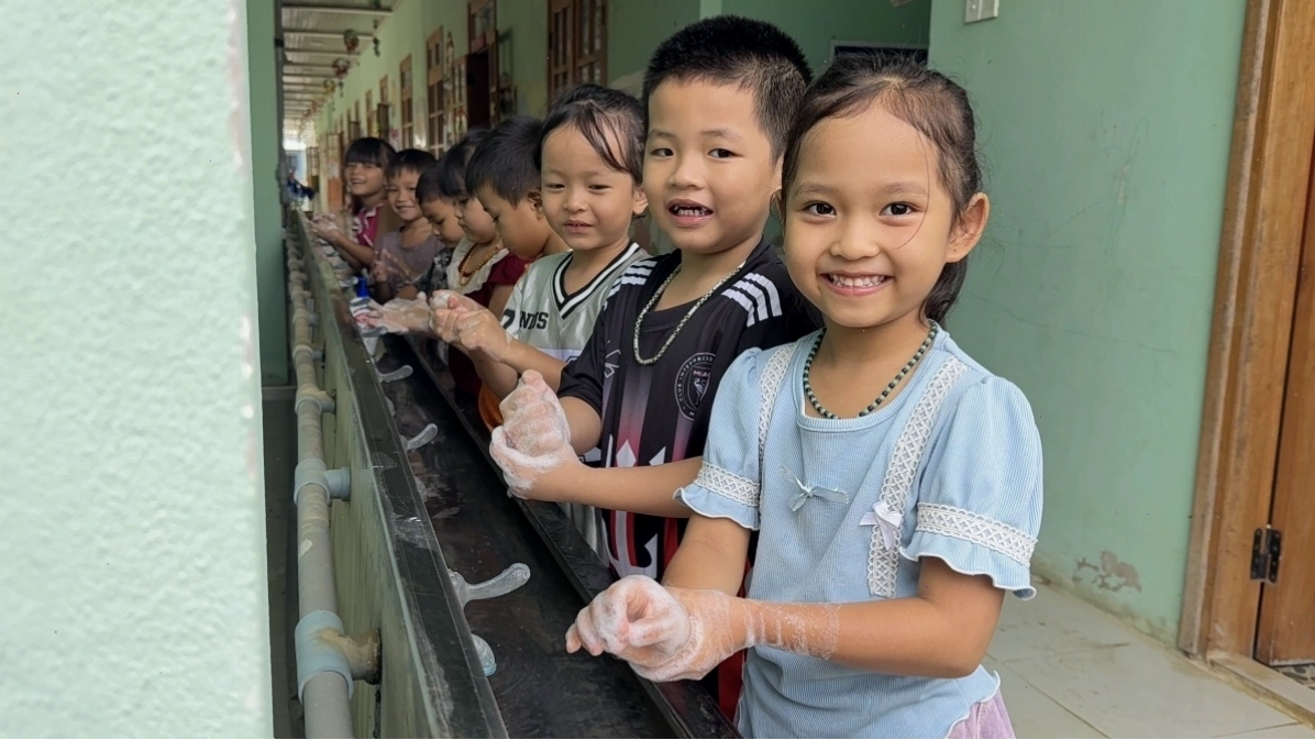 Trẻ em đang rửa tay dưới vòi nước