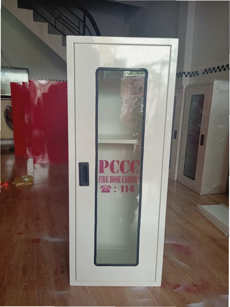 Tủ chữa cháy sơn trắng kích thước lớn, phù hợp chứa nhiều thiết bị PCCC